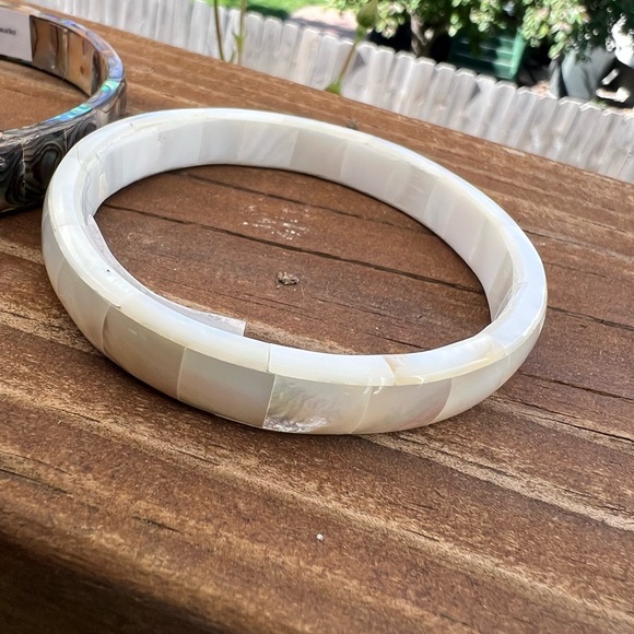 Handmade Elegant Abalone Shell Bangle Set - Picture 3 of 4